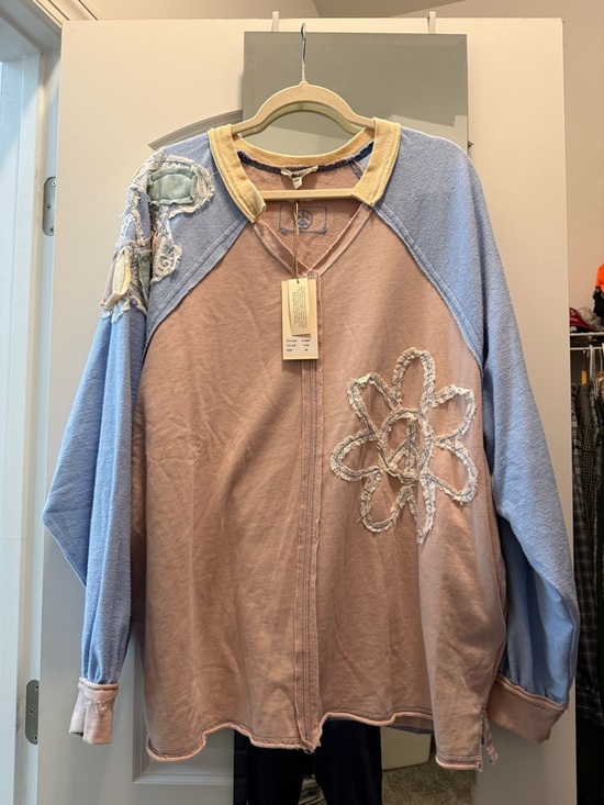 Blue Velvet Tops - Vintage-Inspired Two-Tone Flower Appliqué Hoodie - Pastel Blue & Dusty Pink
